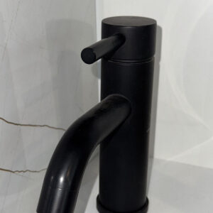 MODERN BLACK ROUND FAUCET
